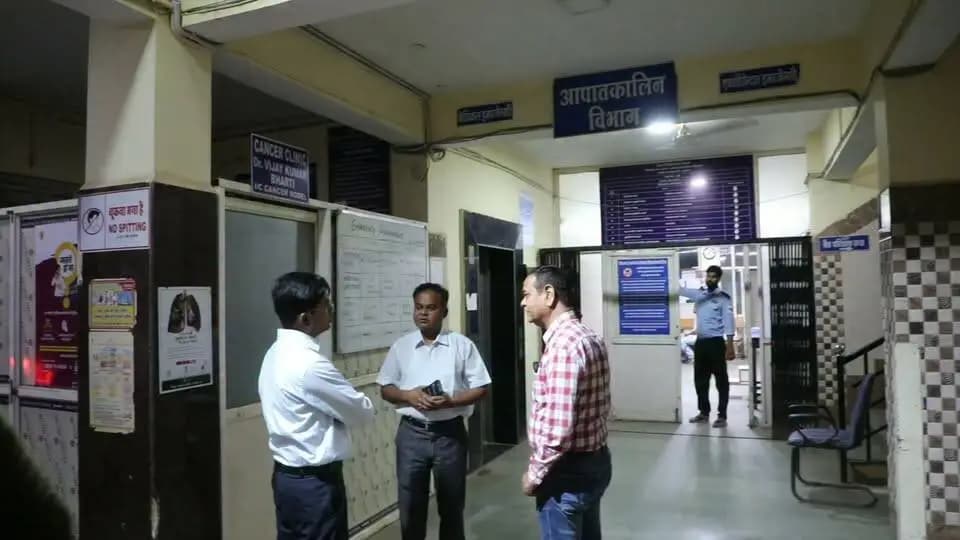 जिला पंचायत सीईओ ने रात्रि में जिला चिकित्सालय का किया आकस्मिक निरीक्षण
नीमच, 25 अगस्त 2026। जिला पंचायत सीईओ श्री अमन वैष्णव ने मंगलवार रात्रि 9 बजे जिला चिकित्सालय नीमच का आकस्मिक निरीक्षण किया। उन्होंने अस्पताल के विभिन्न वार्डों, आईसीयू एवं इमरजेंसी व्यवस्थाओं का जायजा लिया तथा भर्ती मरीजों से उपचार एवं उपलब्ध स्वास्थ्य सुविधाओं के संबंध में चर्चा की।
सीईओ श्री वैष्णव ने चिकित्सकों एवं स्टाफ को निर्देश दिए कि इमरजेंसी में आने वाले मरीजों को तत्काल उपचार उपलब्ध कराया जाए और ड्यूटी के दौरान पूरी मुस्तैदी से कार्य करें। उन्होंने अस्पताल में साफ-सफाई व्यवस्था पर विशेष ध्यान देने तथा वार्डों, आईसीयू एवं अन्य परिसर में नियमित स्वच्छता सुनिश्चित करने के निर्देश दिए। साथ ही मरीजों को आवश्यक दवाइयां, जांच एवं उपचार की सुविधाएं समय पर उपलब्ध कराने और अस्पताल की व्यवस्थाओं की निरंतर निगरानी करने को कहा।
निरीक्षण के दौरान मुख्य चिकित्सा एवं स्वास्थ्य अधिकारी डॉ. डी. प्रसाद, सिविल सर्जन डॉ. महेंद्र पाटिल सहित अन्य चिकित्सक एवं स्टाफ उपस्थित रहा।
CM Madhya Pradesh
Jansampark Madhya Pradesh
Directorate of Health Services, Madhya Pradesh
#Healthdeptmp
#Neemuch
#नीमच