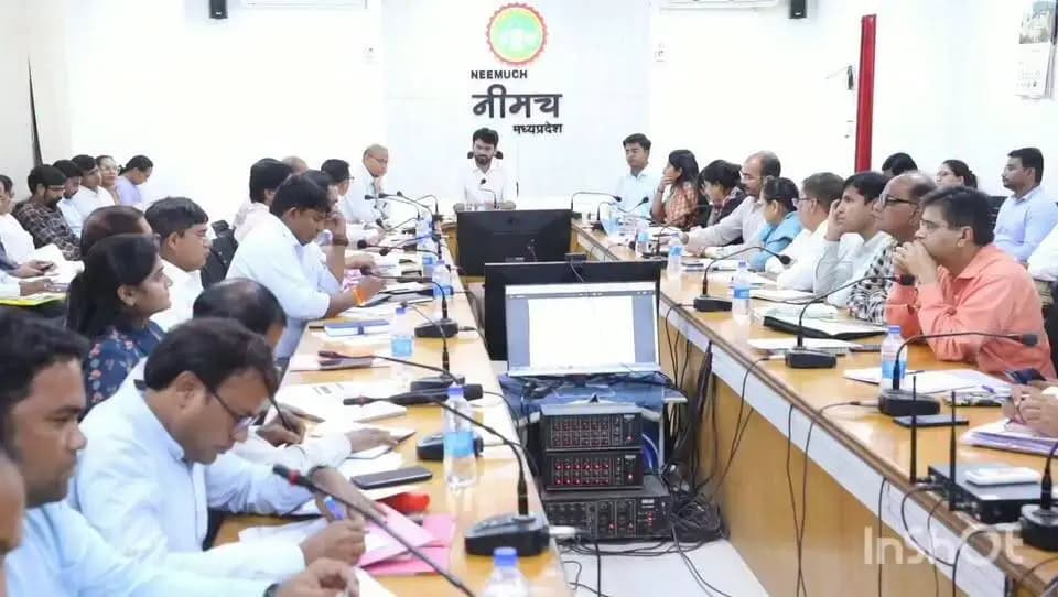 कलेक्टर श्री Himanshu Chandra की अध्यक्षता में कलेक्ट्रेट सभागार में समय-सीमा पत्रों की समीक्षा बैठक आयोजित हुई। बैठक में कलेक्टर ने सीएम हेल्पलाइन, मुख्यमंत्री जनविश्वास अभियान, मुख्यमंत्री जनकल्याण शिविर सहित विभिन्न विभागों के लंबित प्रकरणों की समीक्षा करते हुए अधिकारियों को निम्नानुसार निर्देश दिए- सीएम हेल्पलाइन की शिकायतों का शत-प्रतिशत एवं समयबद्ध निराकरण सुनिश्चित किया जाए। प्रत्येक विभाग प्रतिदिन सीएम हेल्पलाइन की शिकायतों की समीक्षा कर लंबित प्रकरणों का निराकरण करे।
बैठक में सीईओ जिला पंचायत श्री अमन वैष्णव, एडीएम श्री बी.एस. कलेश, एसडीएम जावद श्री संजीव साहू, एसडीएम मनासा सुश्री किरण आंजना, डिप्टी कलेक्टर श्रीमती मयूरी जोक, श्रीमती श्रुति भयडीया, श्री चंद्र सिंह धार्वे सहित सभी विभागों के अधिकारी उपस्थित रहे।
CM Madhya Pradesh
Jansampark Madhya Pradesh
#TL
#Neemuch
#नीमच