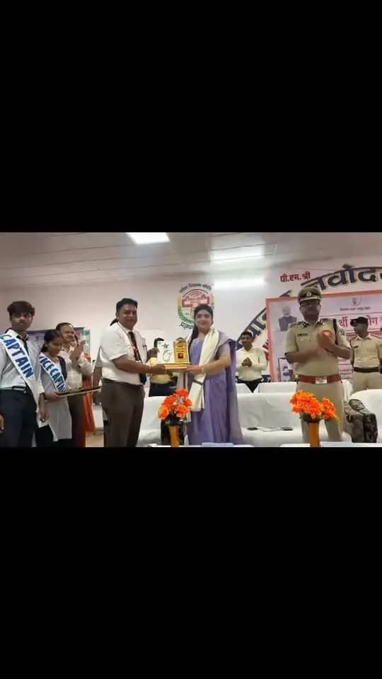 विद्यार्थी सहयोग शिविर 📚
जिला पदाधिकारी, औरंगाबाद श्रीमती अभिलाषा शर्मा एवं पुलिस अधीक्षक श्री उपेंद्रनाथ वर्मा की संयुक्त अध्यक्षता में पीएम श्री जवाहर नवोदय विद्यालय, बारुण में विद्यार्थी सहयोग शिविर का आयोजन किया गया।
विद्यार्थियों की समस्याओं के समयबद्ध समाधान एवं उनके सुझावों को प्रशासन तक पहुंचाने की दिशा में महत्वपूर्ण पहल।
#विद्यार्थी_सहयोग #औरंगाबाद #जिला_प्रशासन_औरंगाबाद
Bihar Education Department Information & Public Relations Department, Government of Bihar CMO Bihar