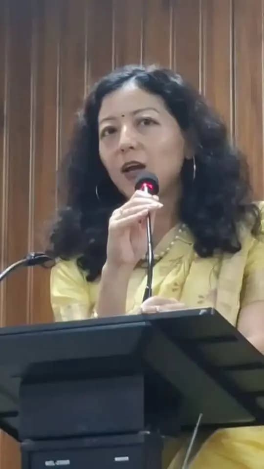 🎓 🎓 शिकायत हो या सुझाव? खुलकर बताइए, समयबद्ध समाधान करेगा प्रशासन!
📍एस.एस. कॉलेज, जहानाबाद में आयोजित विद्यार्थी सहयोग शिविर के दौरान जिला पदाधिकारी, जहानाबाद श्रीमती छिरिङ वाई भूटिया ने विद्यार्थियों से सीधे संवाद कर सरल शब्दों में समझाया कि वे अपनी वास्तविक एवं उचित शिकायतों और रचनात्मक सुझावों को जिम्मेदारीपूर्वक दर्ज करें। उन्होंने कहा कि शिकायतकर्ता की पहचान गोपनीय रखी जाएगी तथा प्राप्त आवेदनों का गुणवत्तापूर्ण एवं समयबद्ध समाधान सुनिश्चित किया जाएगा।
#विद्यार्थीसहयोगशिविर #शिकायत_सुझाव_समाधान #जहानाबाद #जिलाप्रशासनजहानाबाद #विकसितभारत_समृद्धबिहार_आदर्शजहानाबाद