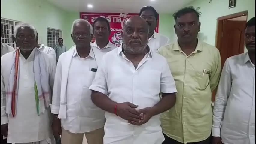 అదిలాబాద్ అర్బన్: ఎయిర్పోర్ట్ భూసేకరణపై రైతులకు మాజీ మంత్రి జోగు రామన్న భరోసా