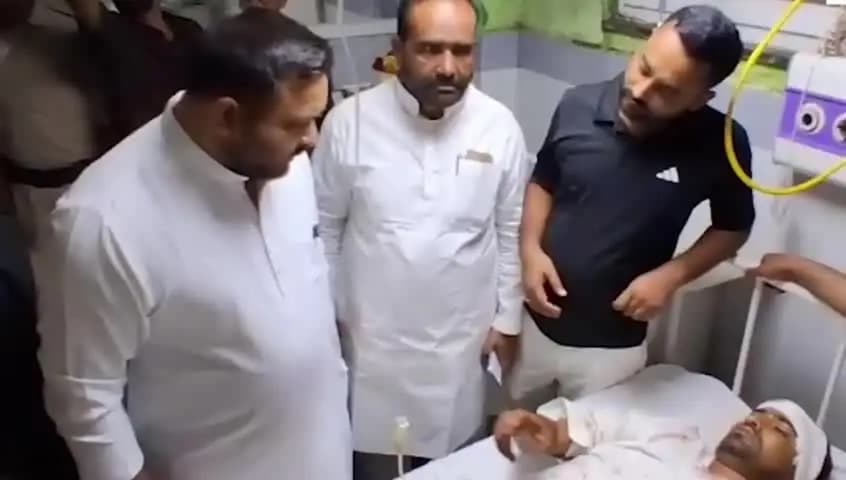 पटना ग्रामीण: आधी रात को तेजस्वी यादव PMCH पहुंचे, लाठीचार्ज में घायल छात्रों से मिले