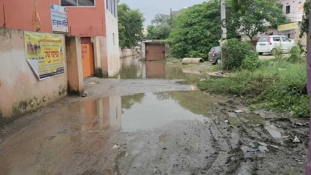 सासाराम नगर निगम द्वारा गीता घाट आश्रम मुहल्ला का इस तरह से जल जमाव का निकाला जा रहा पानी।