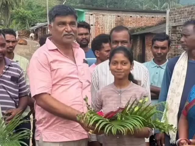 ରାୟଗଡା: ବିଷମକଟକ ବ୍ଳକର ସାହାଡ଼ା ଗ୍ରାମର ଆଦିବାସୀ ଝିଅ କବିତା ହିକକା ଙ୍କୁ ଡାକ୍ତରୀ ପାଠ ପଢିବା ପାଇଁ ସହଯୋଗର ହାତ ବଢ଼ାଇଲେ ସୁଧୀର ଦାସ