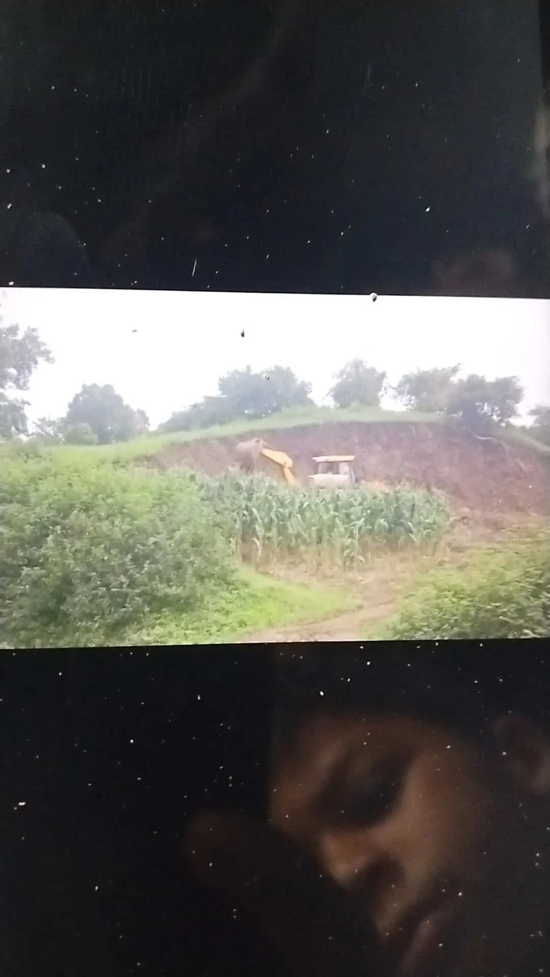 ग्राम पंचायत गढ़ दरयाव में अवैध मुरम बेचा जा रहा है कोई परमिशन नही है गरीब जमा पाठा रहा है सब सरपंच की मनमानी है देखिए,
