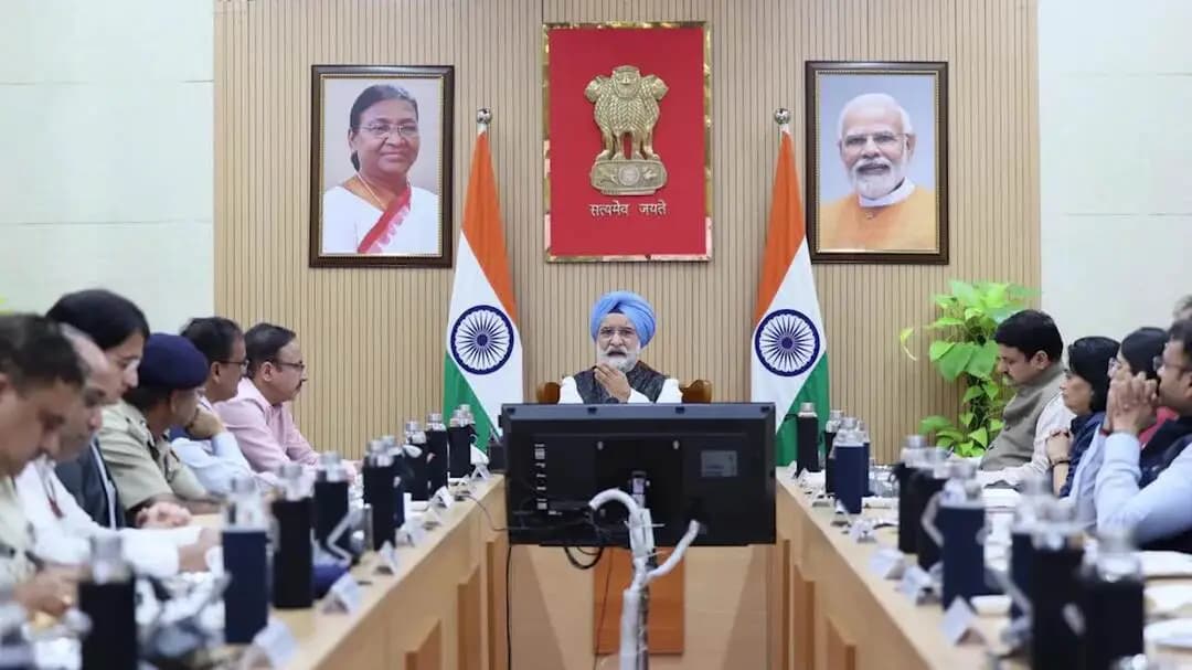 दिल्ली में जलभराव की स्थिति को लेकर एलजी ने अधिकारियों के साथ की बैठक