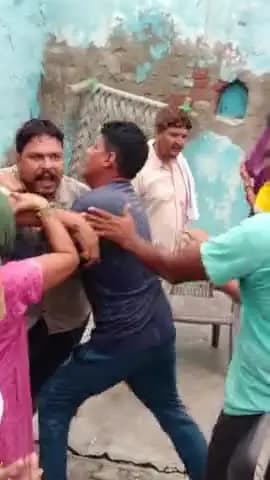 थाना गोवर्धन के गांव जांचोंदा में दबंग अपने बड़े भाई ओर उसकी पत्नी और बच्चों को जान से मारने की नियत से हमला करते हुए