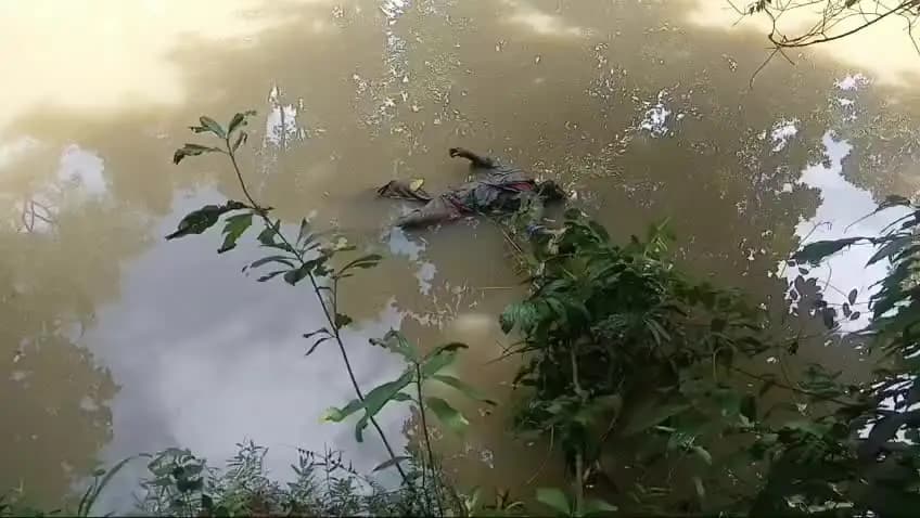খোয়াই: ধলাবিল পালপাড়া এলাকায় পুকুরে এক ব্যক্তির মৃতদেহ উদ্ধার। ঘটনাস্থলে বিশাল পুলিশ বাহিনী
