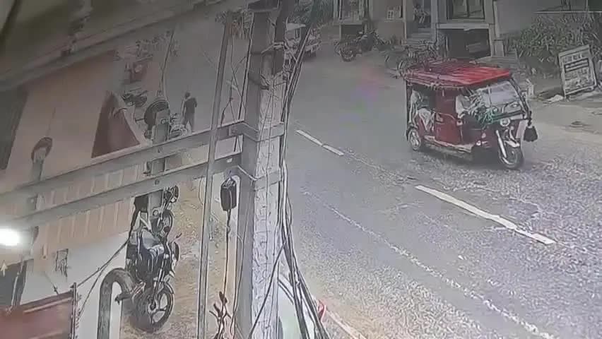 तारापुर: दवा खरीदने रुके शिक्षक की बाइक की डिक्की से 3.22 हजार ले उड़े बदमाश