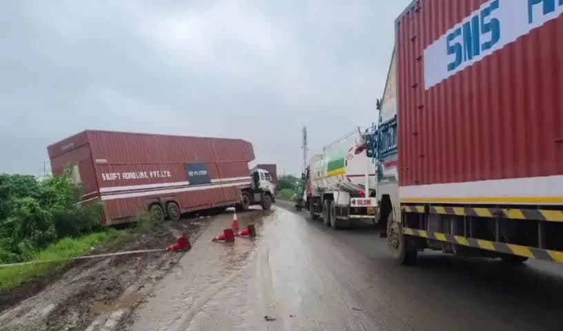 सीहोर: कुबेरेश्वर धाम के पास सड़क हादसा, कंटेनर ने बोलेरो को टक्कर मारकर खंती में उतरा, लगा जाम