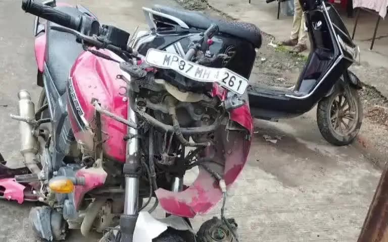 सीहोर नगर: शहर के इंग्लिश पूरा के पास सड़क हादसा, तेज रफ्तार बाइक सवार सांड से टकराकर गंभीर घायल, बाइक क्षतिग्रस्त