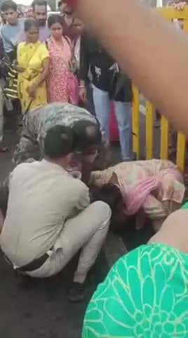 सीहोर: अमलाहा में पुलिस ने CPR देकर बचाई श्रद्धालु की जान, अस्पताल पहुंचाया; वीडियो वायरल