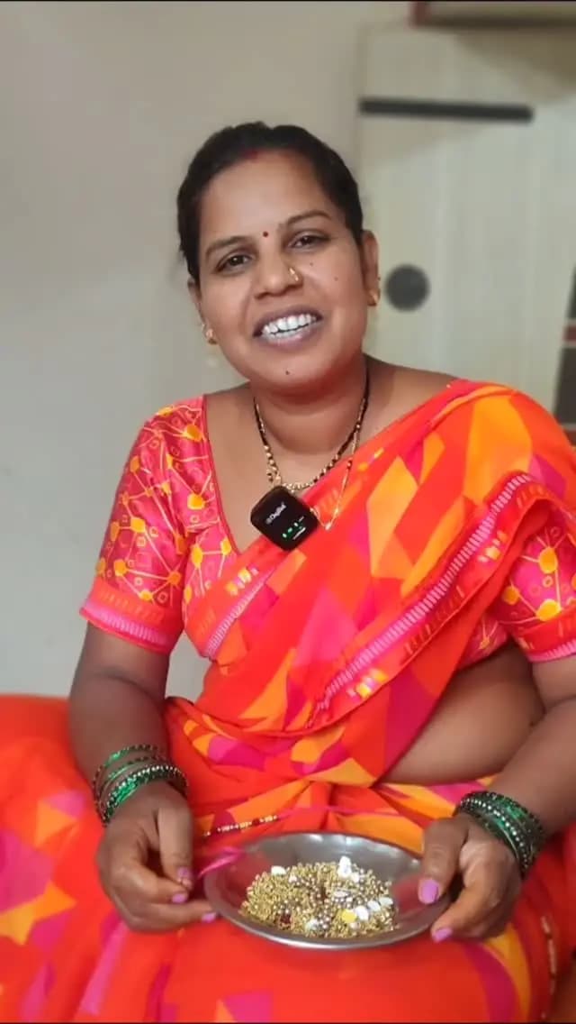 मेहनत, हुनर और आत्मनिर्भरता की मिसाल
रक्षाबंधन के पावन पर्व पर गरियाबंद के सेम्हराडीह की जय मां घटारानी स्व सहायता समूह की महिलाओं ने अपनी मेहनत और हुनर से 800 हस्तनिर्मित फैंसी राखियां तैयार कर लगभग ₹7 हजार की आय अर्जित की है।
ग्रामीण महिलाओं की यह पहल स्वरोजगार, आत्मनिर्भरता और महिला सशक्तिकरण की प्रेरणादायक मिसाल है।
महिलाओं ने कहा कि विष्णु भैया के नेतृत्व में महिलाओं को आजीविका के नए अवसर मिल रहे हैं और स्व सहायता समूहों के माध्यम से अपने हुनर को आय का साधन बनाने का अवसर प्राप्त हो रहा है।
#महिला_सशक्तिकरण #स्वरोजगार #लखपति_दीदी #रक्षाबंधन #Gariyaband VishnuBhaiya