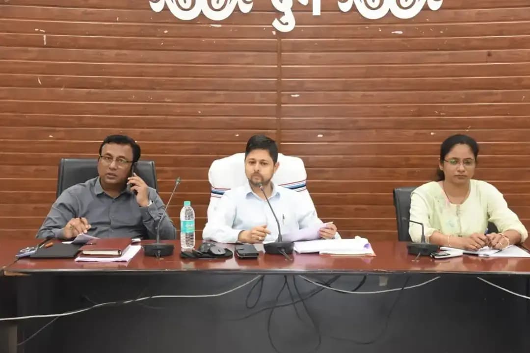 राजस्व प्रकरणों के शीघ्र निराकरण के कलेक्टर श्री अभिजीत सिंह ने दिए निर्देश
कल कलेक्ट्रेट सभाकक्ष में आयोजित राजस्व अधिकारियों की समीक्षा बैठक में कलेक्टर श्री अभिजीत सिंह ने नामांतरण, खाता विभाजन, सीमांकन, भू-अर्जन, स्वामित्व योजना, एग्रीस्टैक, डिजिटल फसल सर्वेक्षण एवं अन्य राजस्व प्रकरणों की समीक्षा की।
🔹 समय-सीमा से बाहर लंबित प्रकरणों का प्राथमिकता से निराकरण
🔹 डिजिटल फसल सर्वेक्षण आगामी सितंबर तक पूर्ण करने के निर्देश
🔹 किसानों का शत-प्रतिशत पंजीयन एवं सर्वेक्षण अनुमोदन सुनिश्चित करने कहा
🔹 लंबित कार्य रखने वाले पटवारियों को नोटिस जारी करने के निर्देश
बैठक में अपर कलेक्टर श्रीमती योगिता देवांगन, श्री वीरेन्द्र सिंह, श्री हरवंश सिंह मिरी, एसडीएम श्री महेश सिंह राजपूत, श्री उत्तम ध्रुव, श्री लवकेश कुमार ध्रुव, श्री प्रकाश सोनी सहित राजस्व विभाग के अधिकारी उपस्थित रहे।
#Durg #RevenueDepartment #CollectorDurg #DistrictAdministrationDurg #RevenueReviewMeeting