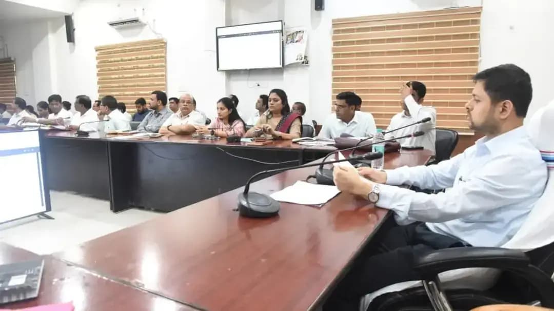 📋 समय-सीमा बैठक में कलेक्टर श्री अभिजीत सिंह ने दिए निर्देश
कल कलेक्ट्रेट सभाकक्ष में आयोजित समय-सीमा बैठक में कलेक्टर श्री अभिजीत सिंह ने लंबित प्रकरणों के शीघ्र निराकरण, पात्र हितग्राहियों के शत-प्रतिशत आयुष्मान एवं वय वंदना कार्ड बनाने, जर्जर आंगनबाड़ी केंद्रों के निर्माण तथा लंबित बिजली बिलों के भुगतान के निर्देश दिए।
🛡️ बैठक में साइबर जागृति अभियान के तहत अधिकारियों एवं कर्मचारियों को डिजिटल सुरक्षा और ऑनलाइन धोखाधड़ी से बचाव के प्रति जागरूक किया गया। साइबर ठगी होने पर तत्काल 1930 पर शिकायत दर्ज कराने की अपील की गई।
बैठक में जिला पंचायत सीईओ श्री बजरंग दुबे, अपर कलेक्टर श्रीमती योगिता देवांगन, श्री वीरेन्द्र सिंह, श्री हरवंश मिरी, रिसाली निगम आयुक्त श्रीमती मोनिका वर्मा, चरोदा निगम आयुक्त श्री दशरथ राजपूत, एसडीएम श्री लवकेश ध्रुव, श्री महेश राजपूत, श्री उत्तम ध्रुव, श्री प्रफुल्ल गुप्ता एवं डिप्टी कलेक्टर श्री सोनाल डेविड सहित अधिकारी उपस्थित रहे।
#Durg #DistrictAdministrationDurg #CyberAwareness #AyushmanCard #VayVandanaCard