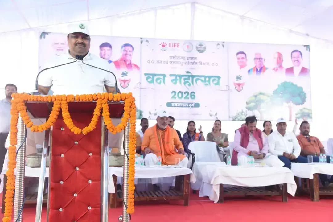🌳 बोरसीभाठा में हरियाली का संकल्प, 3,500 पौधों का रोपण 🌱
कल बोरसीभाठा, दुर्ग में वन महोत्सव 2026 के तहत 12 हेक्टेयर क्षेत्र में 3,500 फलदार एवं छायादार पौधों का रोपण किया गया। इस हरित अभियान में स्कूली विद्यार्थियों, शिक्षकों, अधिकारियों एवं स्थानीय नागरिकों सहित करीब 500 लोगों ने उत्साहपूर्वक सहभागिता निभाई।
🌿 खास पहल के तहत विद्यार्थियों और अधिकारियों ने नवरोपित पौधों को रक्षासूत्र बाँधकर उनकी सुरक्षा एवं संरक्षण का संकल्प लिया।
स्कूल शिक्षा मंत्री श्री गजेन्द्र यादव, सांसद श्री विजय बघेल एवं विधायक श्री ललित चंद्राकर ने पौधरोपण कर पर्यावरण संरक्षण का संदेश दिया।
आज का पौधरोपण, कल की हरियाली—आइए, मिलकर प्रकृति को संवारें। 🌏💚
#VanMahotsav2026 #PlantationDrive #Durg #Chhattisgarh #पर्यावरण_संरक्षण पौधरोपण हरित_दुर्ग GreenDurg SaveEnvironment