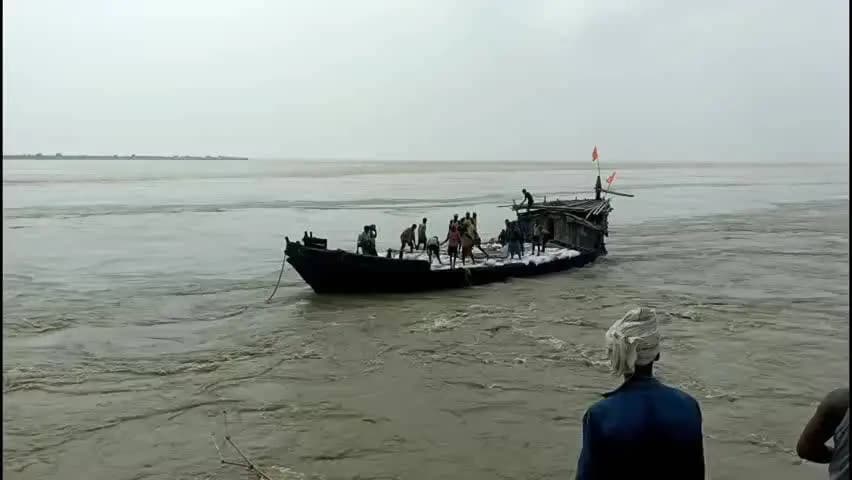 जगदीशपुर: भागलपुर में 22 मजदूरों से भरी नाव गंगा में पलटी, 21 सुरक्षित, एक लापता