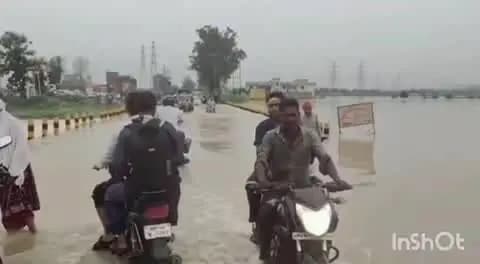 माडा: परसौना खुटार माडा मार्ग तालाब में तब्दील, कमर तक पानी में जान जोखिम में डाल रहे राहगीर