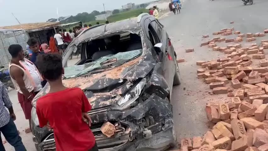 चौथम: बंगलिया गांव में स्टेट हाइवे पर ईट लदी ट्रैक्टर कार पर पलटी, बड़ा हादसा टला