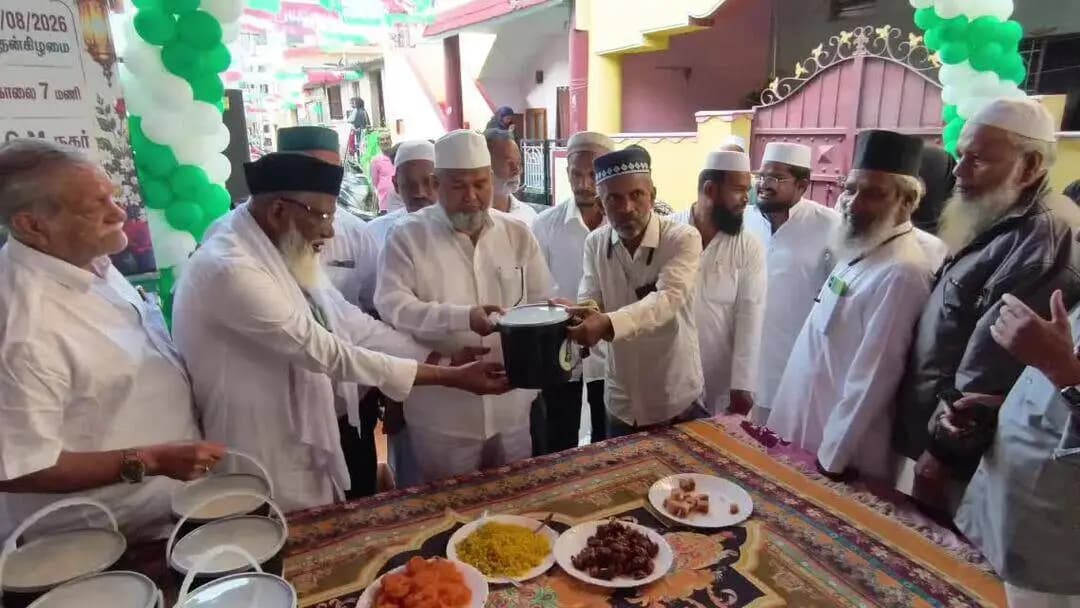 கோவை தெற்கு: மிலாடி நபி பண்டிகையை முன்னிட்டு உக்கடம் ஜி.எம். நகர் பகுதியில் நடைபெற்ற பிரம்மாண்ட உணவு வழங்கும் நிகழ்ச்சி