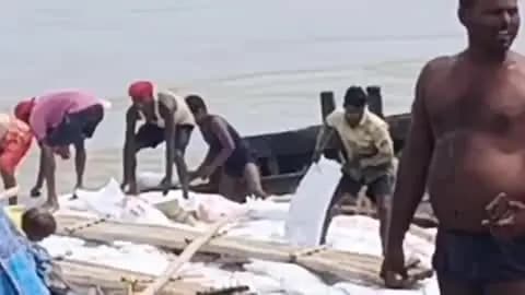 सबौर: नवगछिया के राघोपुर में गंगा की तेज धार में मजदूरों से भरी नाव पलटी, 18 में से 6 लापता