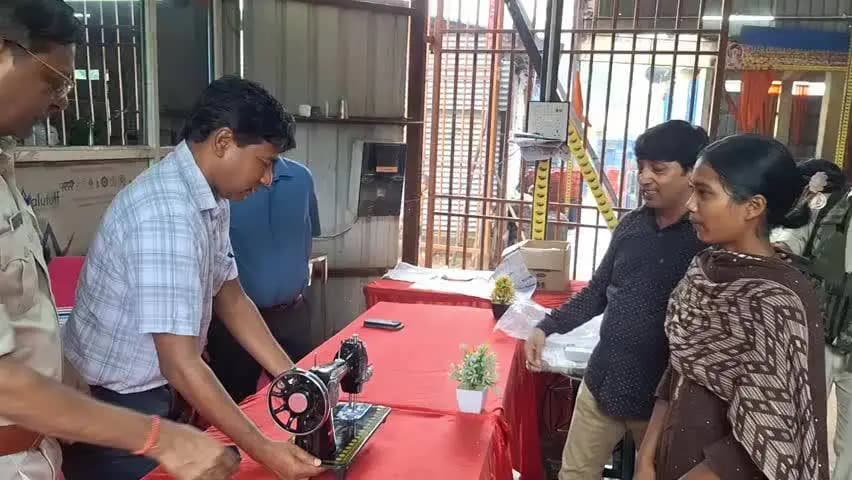 सिमडेगा: महिला समानता दिवस पर समाजसेवी भरत प्रसाद ने बीरू की अनीता को दिया सिलाई मशीन एवं आर्थिक मदद