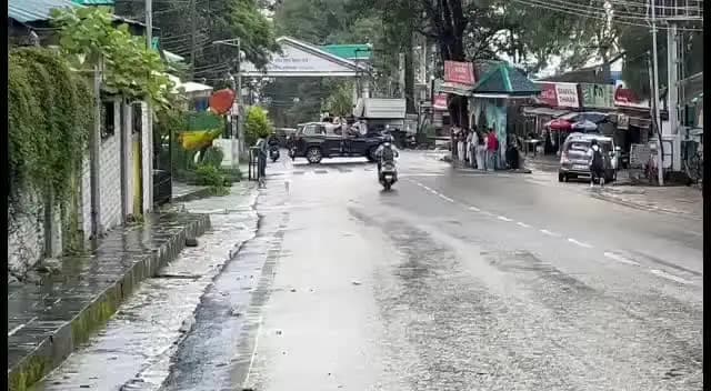 धर्मशाला: धर्मशाला में जान जोखिम में डालकर स्टंट, गाड़ी की खिड़कियों और बोनट पर बैठे युवक