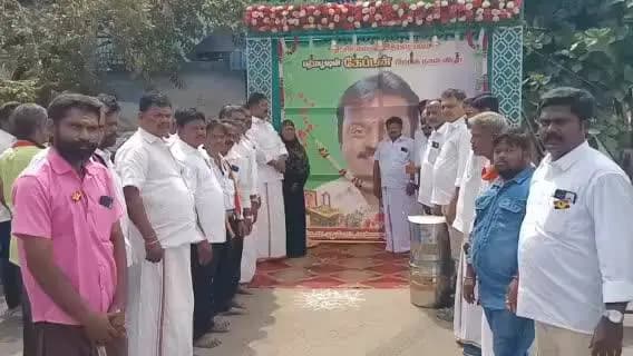 சேலம்: செவ்வாய்பேட்டை பகுதியில் கேப்டன் விஜயகாந்த் பிறந்த நாளை முன்னிட்டு அன்னதானம் வழங்கும் நிகழ்ச்சி