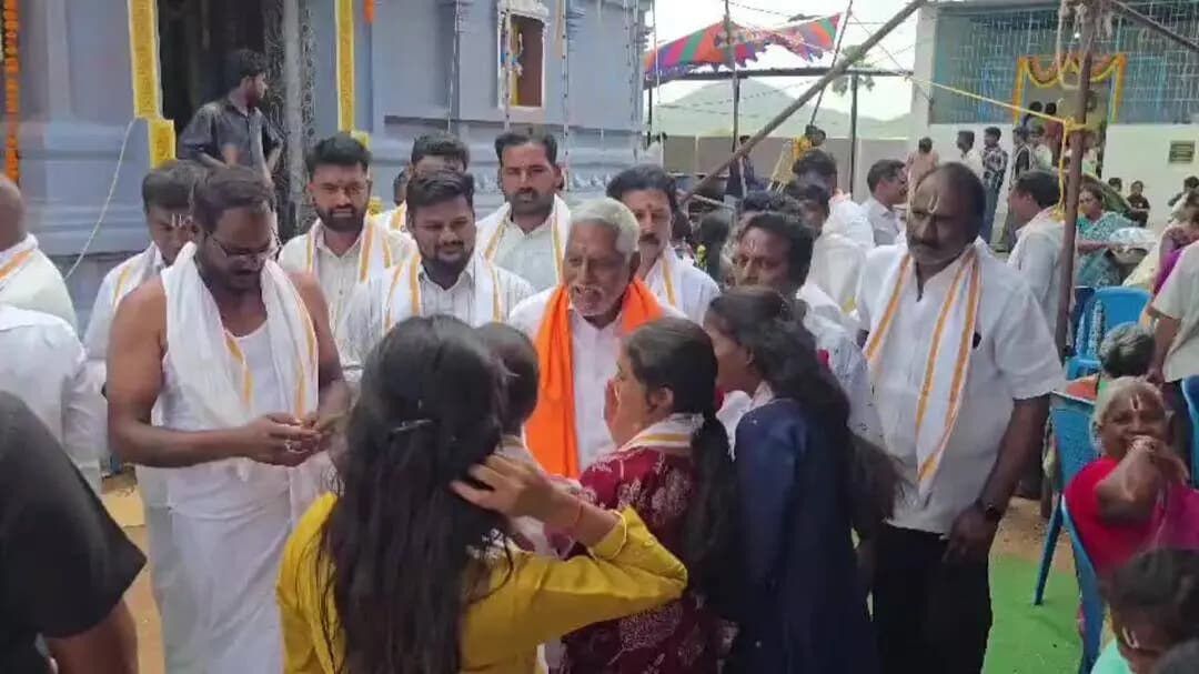 జగిత్యాల: వెంకటేశ్వర స్వామి ఆలయంలో నూతన ఆలయ విగ్రహ ప్రతిష్ట కార్యక్రమంలో పాల్గొన్న మాజీ మంత్రి జీవన్ రెడ్డి