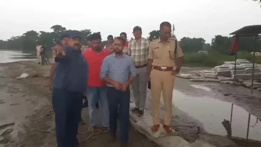 मकेर: गंडक का जलस्तर बढ़ा, मकेर में डीएम-एसएसपी ने लिया बाढ़ तैयारियों का जायजा