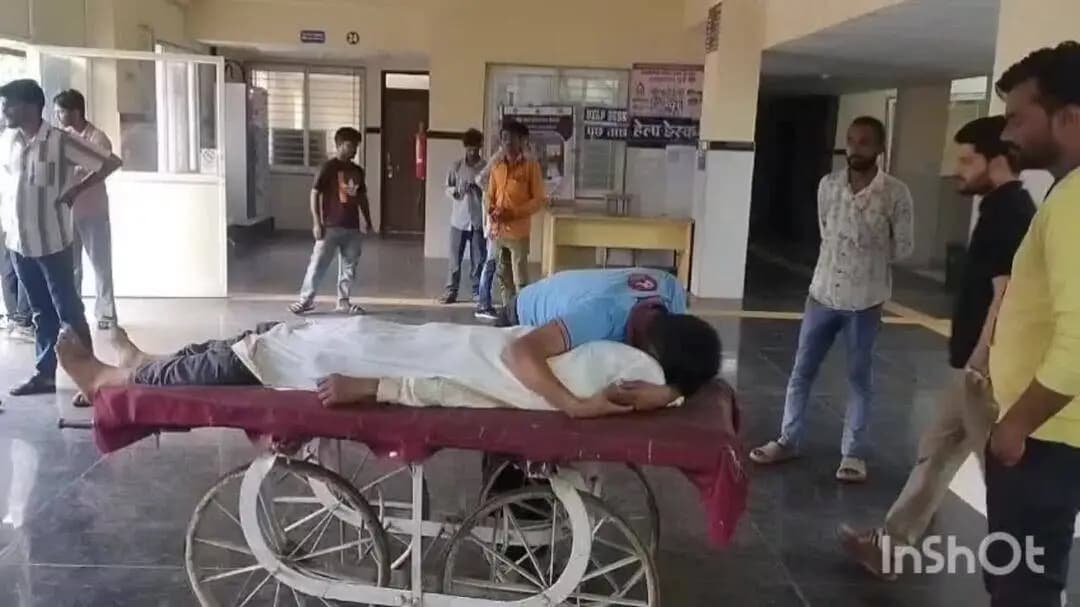 गुना नगर: रामपुर गणेशपुरा के पास भूराचक में दिनदहाड़े ऑटो चालक पर चाकू से ताबड़तोड़ हमला, एक युवक की मौत, दूसरा घायल