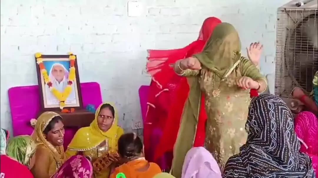 होडल: पलवल में 85 वर्षीय महिला के अंतिम संस्कार में दिखा उनके पूर्व जन्म का पति