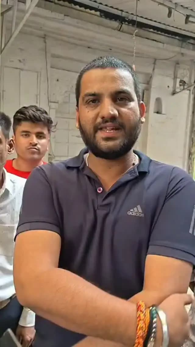 बस्सी कस्बे में बारावफात जुलूस के दौरान गणेश जी की चित्र के अपमान की बात को लेकर विरोध प्रदर्शन किया गया। सूचना मिलते ही पुलिस एवं प्रशासन द्वारा त्वरित कार्रवाई करते हुए मौके पर पहुंचकर स्थिति को नियंत्रित किया गया।
पुलिस एवं प्रशासन की मौजूदगी में वर्तमान में कस्बे में स्थिति पूर्णतः शांतिपूर्ण एवं सामान्य है। कानून एवं व्यवस्था संबंधी किसी प्रकार की समस्या नहीं है। पुलिस द्वारा क्षेत्र की स्थिति पर लगातार निगरानी रखी जा रही है।
आमजन से अपील है कि शांति एवं आपसी सौहार्द बनाए रखें। किसी भी प्रकार की अफवाह अथवा भ्रामक सूचना पर ध्यान न दें और बिना पुष्टि के किसी भी सूचना को सोशल मीडिया पर प्रसारित या साझा न करें।