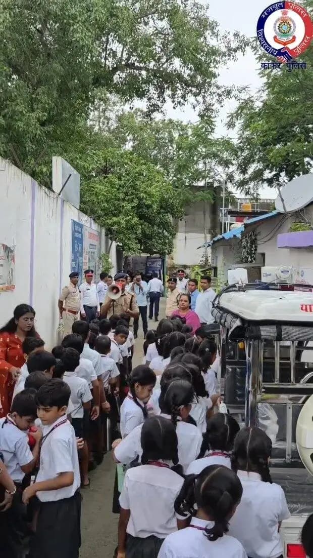 🟥 शैक्षणिक भ्रमण
🟦 जे.पी. स्कूल के नन्हे विद्यार्थियों ने किया सिटी कोतवाली एवं यातायात शाखा का भ्रमण।
🟦 बच्चों ने जाना पुलिस की कार्यप्रणाली एवं पुलिसकर्मियों के दायित्व।
🟦 यातायात टीम ने ट्रैफिक सिग्नल, रोड सेफ्टी उपकरण एवं सड़क सुरक्षा नियमों की जानकारी दी।
🟦 बच्चों को हेलमेट, सीट बेल्ट एवं सुरक्षित सड़क पार करने के प्रति जागरूक किया गया।
🟦 उद्देश्य—बचपन से ही पुलिस के प्रति विश्वास एवं यातायात नियमों के प्रति जागरूकता बढ़ाना।
#KankerPolice #EducationalVisit #chhattisgarhpolice #roadsaftey #trafficawareness