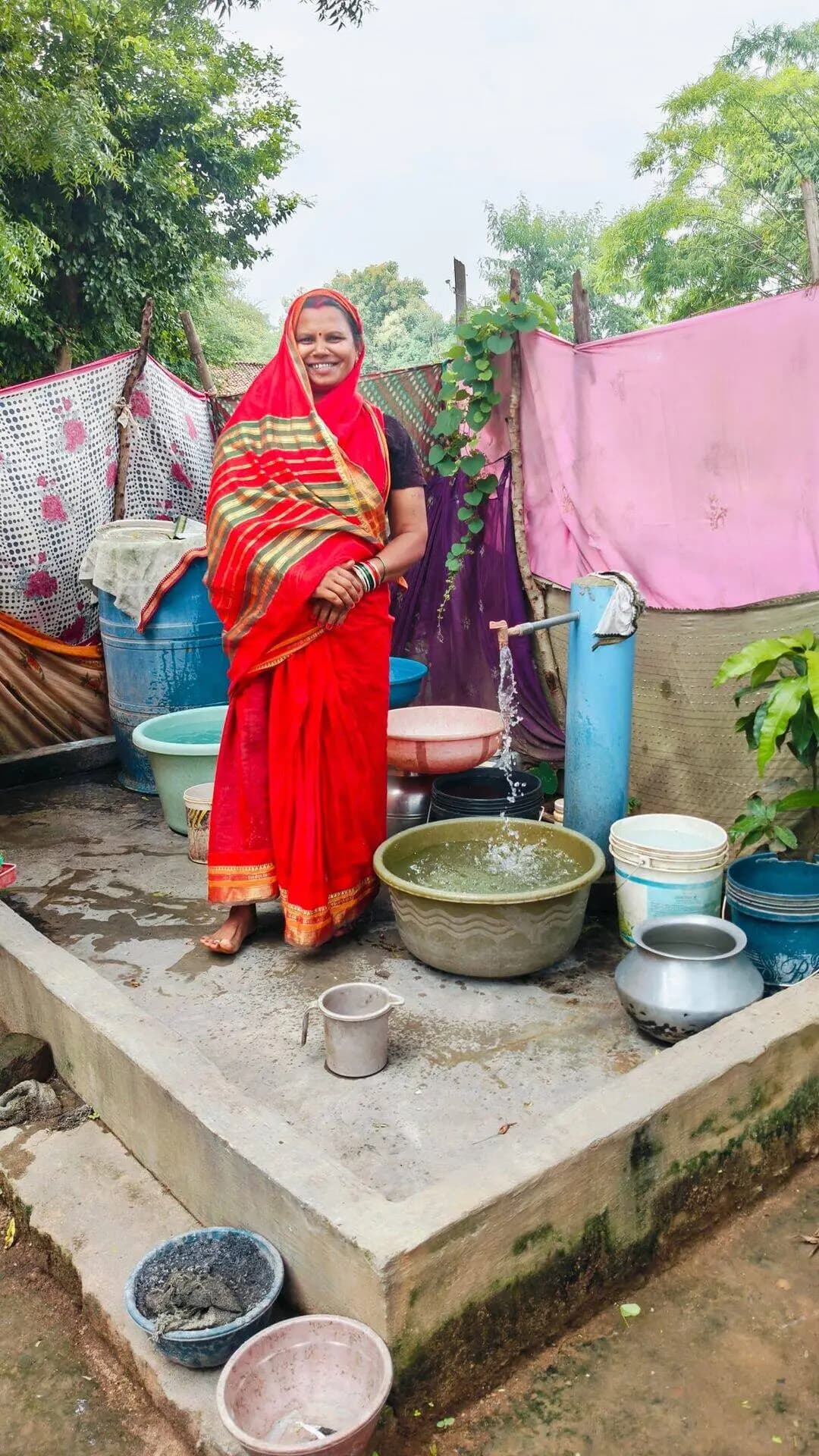 नल से घर तक पानी, आसान हुई जिंदगी!
कभी दूर हैंडपंप से पानी लाने की मजबूरी थी, आज घर में ही नियमित पेयजल की सुविधा है। नरहरपुर ब्लॉक के ग्राम पुरियारा की श्रीमती कविता निषाद के लिए जल जीवन मिशन ने रोजमर्रा की एक बड़ी परेशानी को दूर कर दिया है।
कविता निषाद कहती हैं—
“पहले पानी के लिए दूर हैंडपंप जाना पड़ता था, अब घर में ही नियमित पानी आ रहा है। हमारी बड़ी परेशानी दूर हो गई। इसके लिए मुख्यमंत्री श्री विष्णुदेव साय भैया को दिल से धन्यवाद।