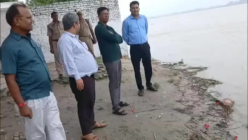 बेल्थरा रोड: सरयू में बढ़ते उफान और कटान की आशंका के बीच बेल्थरारोड के एसडीएम ने तटवर्ती इलाकों का किया निरीक्षण