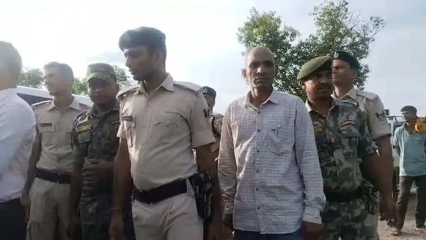 सुप्पी प्रखंड के जमला गांव में चल रहे बाढ़ निरोधक कार्यों का आज जिलाधिकारी श्री तनय सुल्तानिया ने स्थल निरीक्षण कर जायजा लिया। उन्होंने मौके पर उपस्थित अधिकारियों एवं संबंधित विभाग के पदाधिकारियों से कार्य की प्रगति की जानकारी ली तथा आवश्यक दिशा-निर्देश दिए।