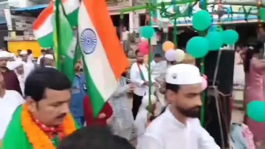 रसड़ा: रसड़ा में ईद-उल-मिलादुन्नबी का भव्य जुलूस निकला, हिंदू-मुस्लिम भाईचारे की मिसाल देखने को मिली