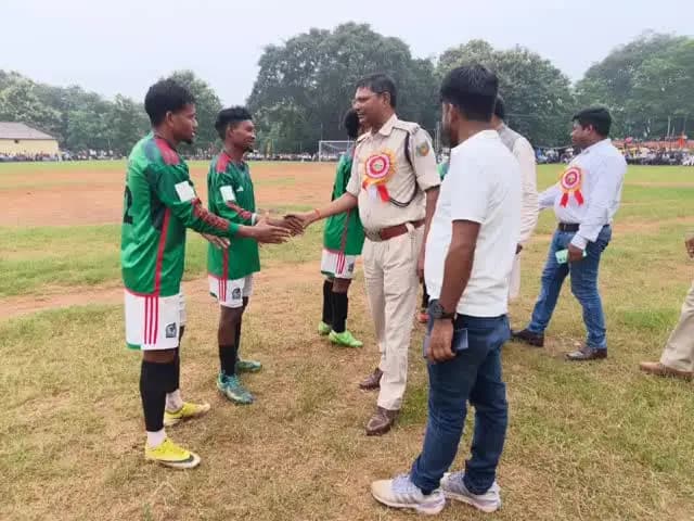 ठेठईटांगर: एसडी फुटबॉल क्लब का शानदार प्रदर्शन, क्वार्टर फाइनल के बाद सेमीफाइनल में बनाई जगह