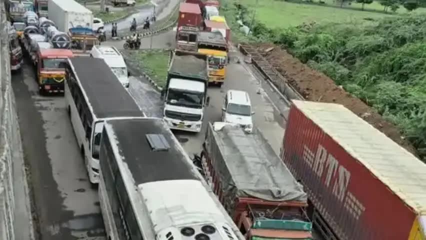 காஞ்சிபுரம்: நெடுஞ்சாலையில் சேதமடைந்த சாலையால் போக்குவரத்து நெரிசல்