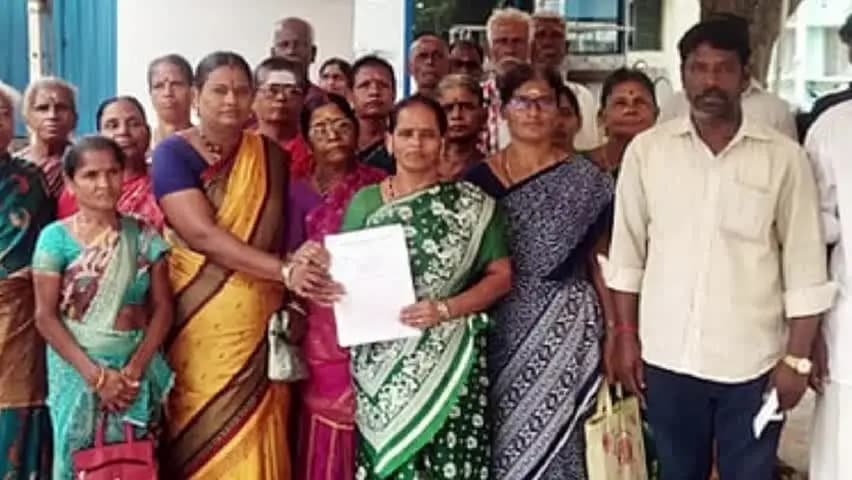 காஞ்சிபுரம்: நீலமங்கலம் கிராமத்தில் ஆக்கிரமிப்புகளை அகற்ற வலியுறுத்தி அக்கிராம மக்கள் ஆட்சியரிடம் புகாா் மனு