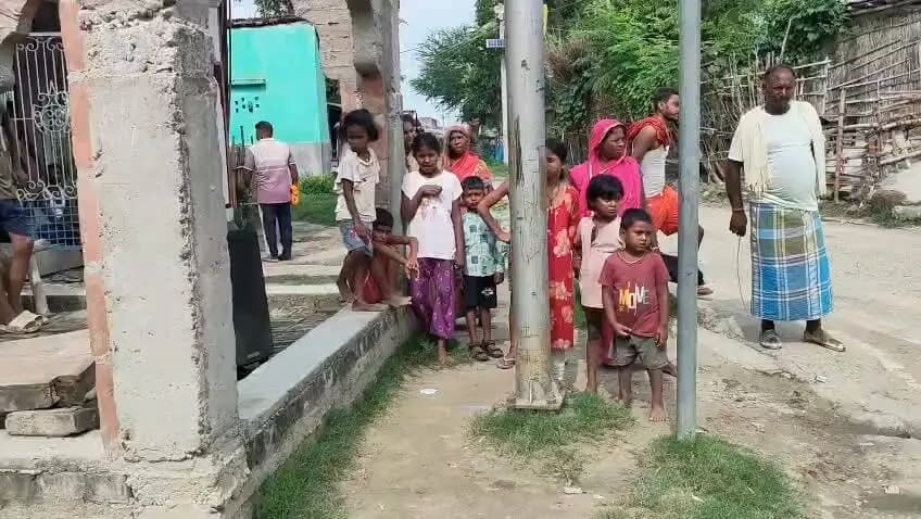 🌊 संभावित बाढ़ को लेकर जिला प्रशासन अलर्ट | खगड़िया
नेपाल के जलग्रहण क्षेत्र में फ्लैश फ्लड की संभावित स्थिति एवं गंडक नदी में जलप्रवाह बढ़ने की संभावना के मद्देनजर जिलाधिकारी श्री विक्रम विरकर की अध्यक्षता में समीक्षा की गई। अधिकारियों को मुख्यालय में उपस्थित रहने, तटबंधों की सतत निगरानी, बाढ़ शरण स्थलों की तैयारी एवं SDRF को Quick Response के लिए तैयार रखने के निर्देश दिए गए।
📞 जिला नियंत्रण कक्ष: 06244-222384
जिला प्रशासन ने आमजनों से अपील की है कि अनावश्यक यात्रा से बचें, नदी एवं तटबंध के आसपास जाने से परहेज करें तथा केवल अधिकृत सरकारी माध्यमों से प्राप्त सूचनाओं पर भरोसा करें।