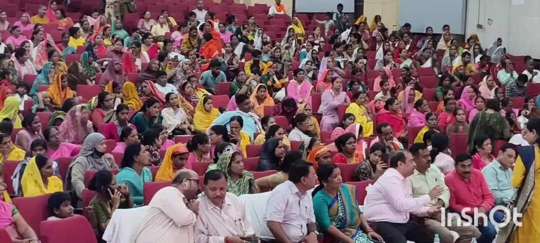 बलिया: बलिया में ‘लोकमाता अहिल्याबाई मातृशक्ति योजना’ का सजीव प्रसारण, 500 महिलाओं को साड़ी और मिष्ठान वितरित किया गया