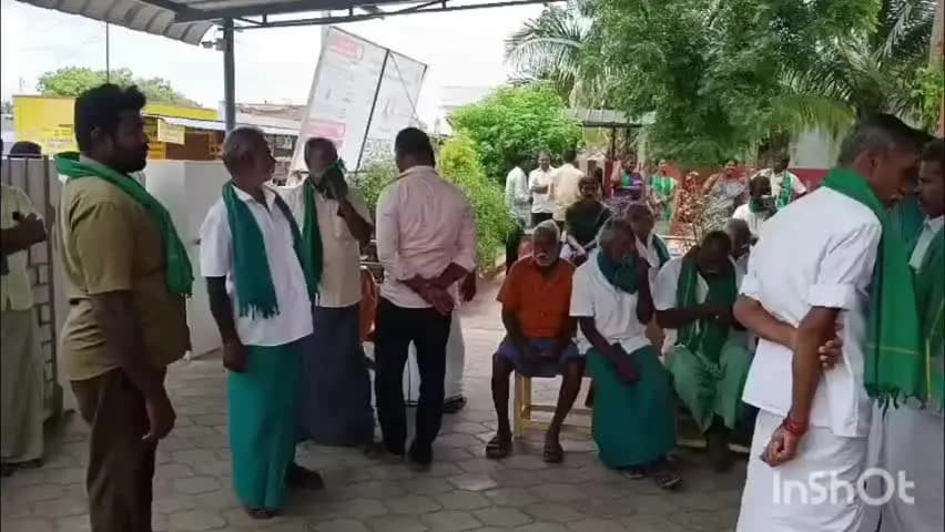 பொள்ளாச்சி: பொய் வழக்கு போடுவதாக கூறிநெகமம் காவல்துறையை முற்றுகையிட்டு விவசாயிகள் போராட்டத்தில் ஈடுபட்டனர்