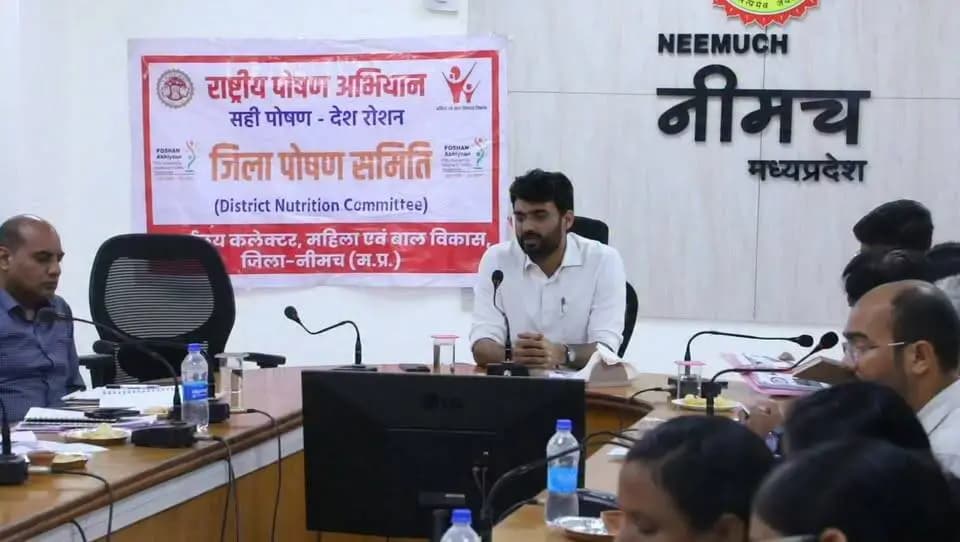 कलेक्टर श्री हिमांशु चंद्रा की अध्यक्षता में कलेक्टर सभाकक्ष में जिला पोषण समिति की मासिक समीक्षा बैठक आयोजित हुई। जिला पंचायत के मुख्य कार्यपालन अधिकारी श्री अमन वैष्णव की उपस्थिति में आयोजित बैठक में महिला एवं बाल विकास विभाग की योजनाओं, पोषण गतिविधियों तथा कुपोषित एवं कम वजन वाले बच्चों के स्वास्थ्य एवं पोषण की स्थिति की विस्तारपूर्वक समीक्षा की गई।
जिला कार्यक्रम अधिकारी श्री राजेश गुप्ता ने विभागीय योजनाओं की प्रगति एवं पोषण संबंधी गतिविधियों की अद्यतन स्थिति से अवगत कराया।
बैठक में जावद एवं मनासा के अनुविभागीय अधिकारी (राजस्व), मुख्य चिकित्सा एवं स्वास्थ्य अधिकारी, जिला शिक्षा अधिकारी, प्रधान कृषि वैज्ञानिक,समस्त परियोजना अधिकारी,समस्त पर्यवेक्षक सहित महिला एवं बाल विकास विभाग का मैदानी एवं जिला स्तरीय अमला उपस्थित रहा।
CM Madhya Pradesh
Jansampark Madhya Pradesh
Department Of Women Child Development, Madhya Pradesh
#Neemuch
#नीमच