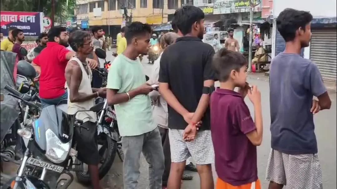 आरा: नवादा थाना के समीप स्थित होटल में बुधवार को पुलिस ने छापामारी कर 7 पुरुष और 8 महिलाओं को पकड़ा