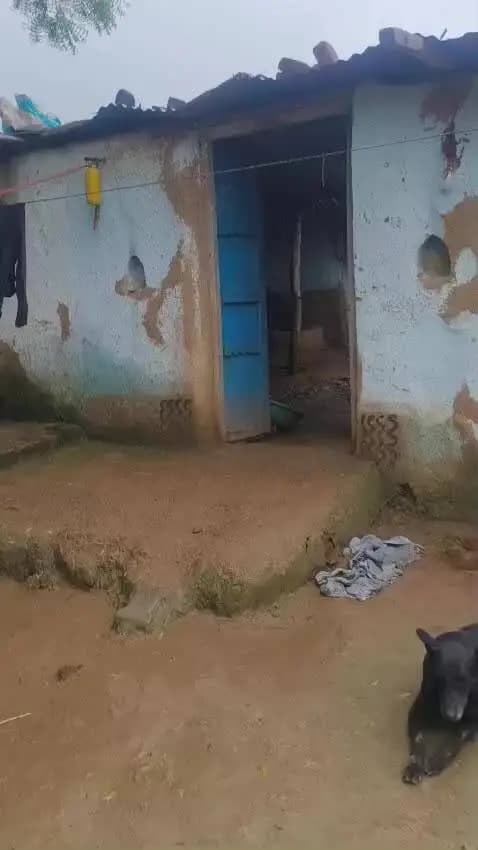 कांच कोतवाली क्षेत्र में महेशपुर गांव में भारी बारिश के कारण हुआ नुकसान घर में जगह नहीं है