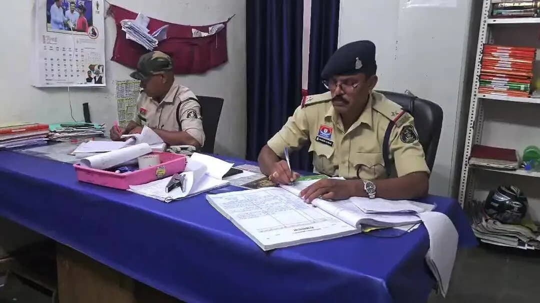 पामगढ़: पामगढ़ पुलिस ने कमरीद गांव से महुआ शराब की अवैध बिक्री करने वाली महिला आरोपी को गिरफ्तार किया, आबकारी एक्ट के तहत कार्रवाई