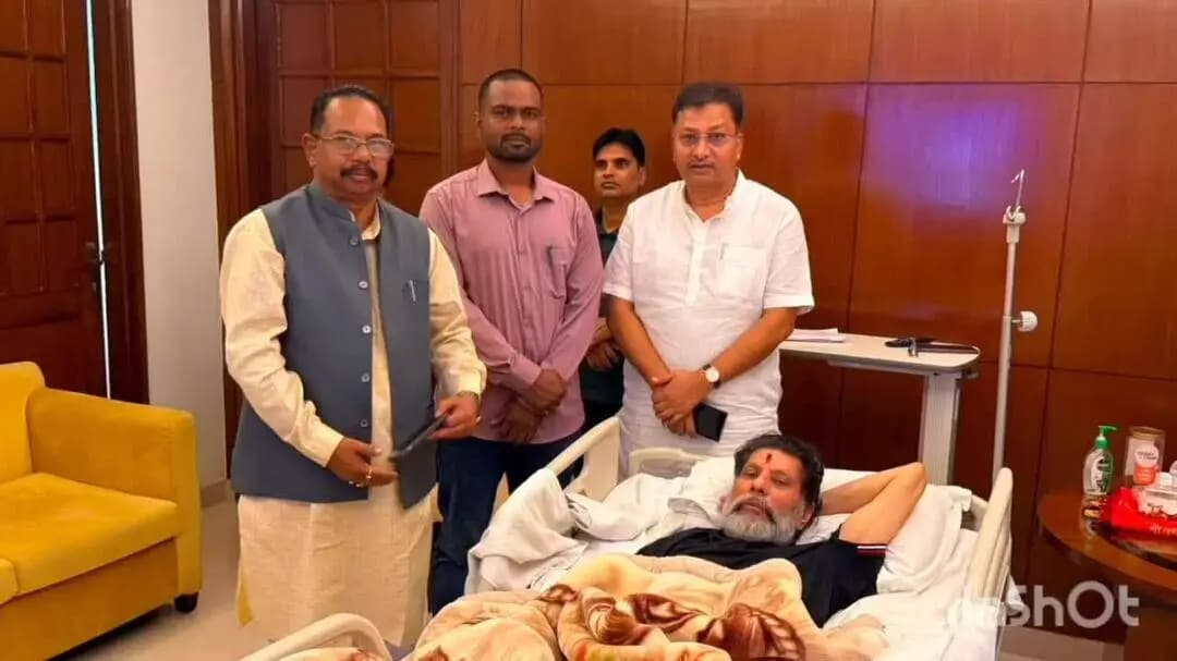 बतौली: भाजपा प्रदेश अध्यक्ष किरण देव से सीतापुर विधायक रामकुमार टोप्पो ने की आत्मीय मुलाकात