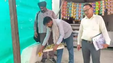 श्री गंगानगर: स्वास्थ्य विभाग की कार्रवाई में खराब मिठाई और चाशनी में तेल को नष्ट किया गया, जिले भर में चलाया गया अभियान